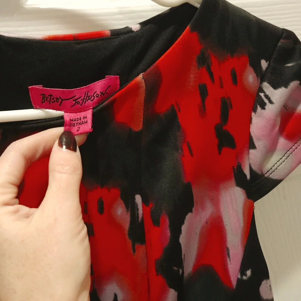 Betsey Johnson flirty abstract red & black swing dress w/ cap sleeves size 2